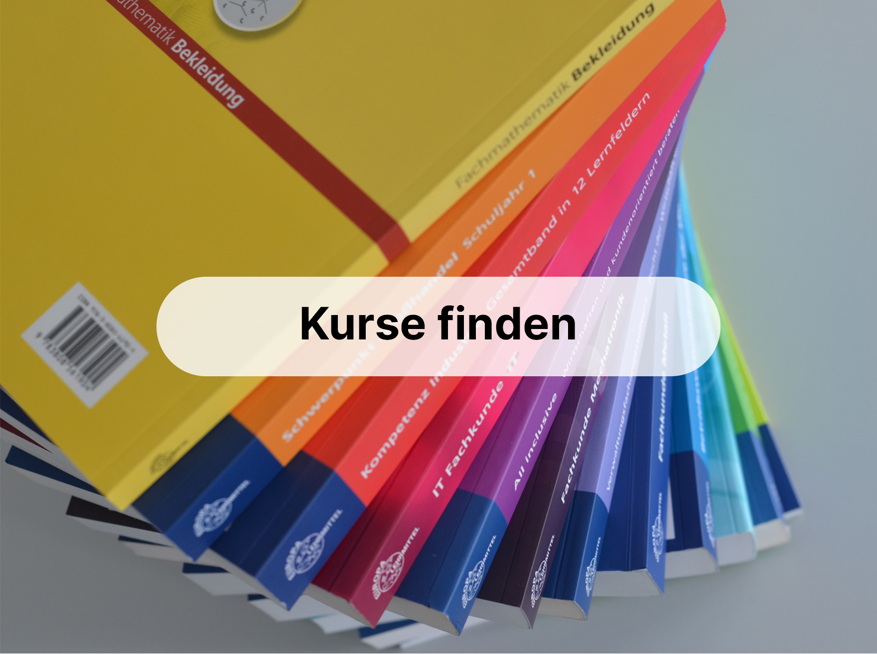 Das Bild zeigt eine Auswahl unserer bunten Fachbücher und den Schriftzug "Kurse finden"