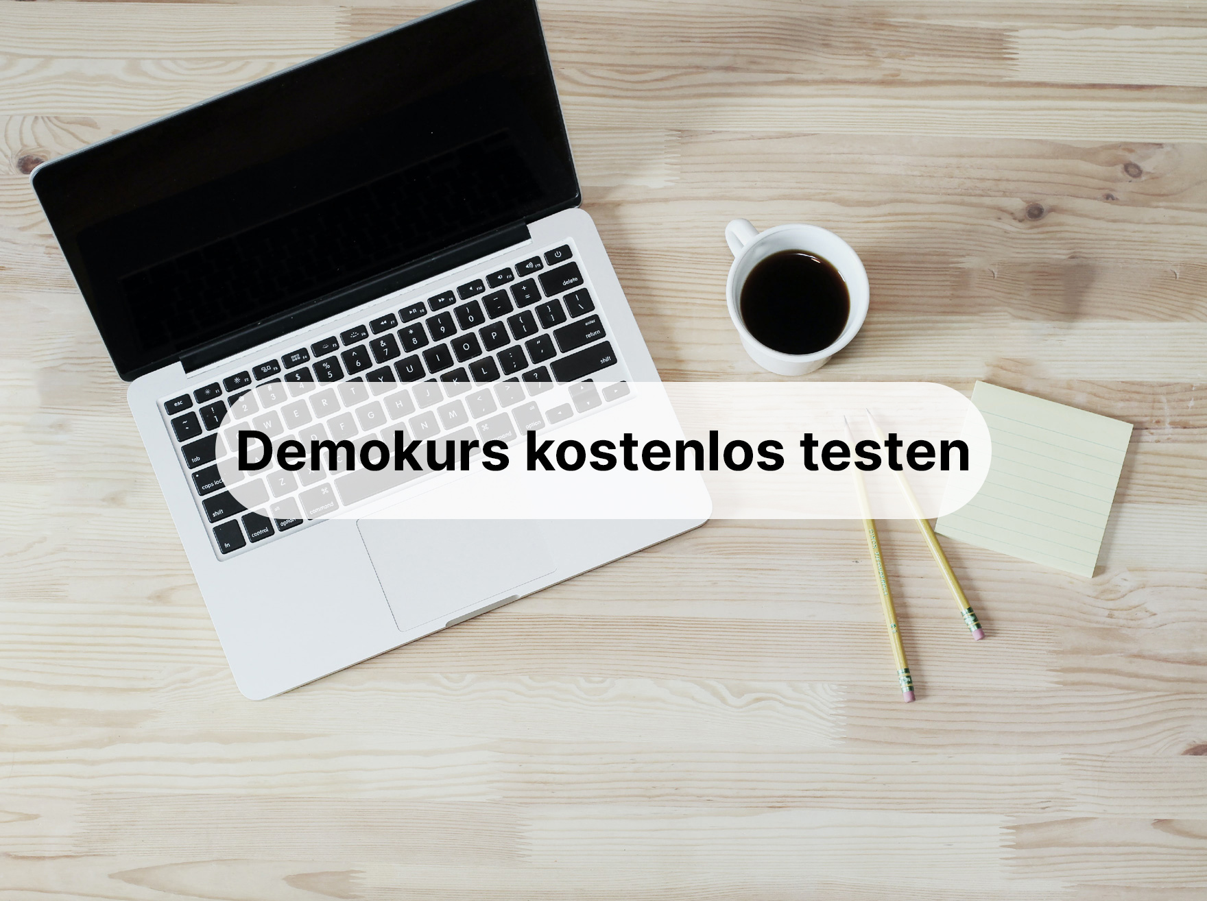 Das Bild zeigt einen Laptop und eine tasse Kaffee.. Als Textoverlay ist der Text "Demokurs kostenlos starten" zu lesen.